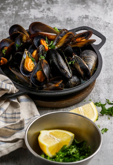 Coquilles délicieuses à angle élevé avec du citron