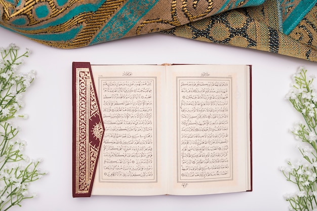 Coran ouvert sur table