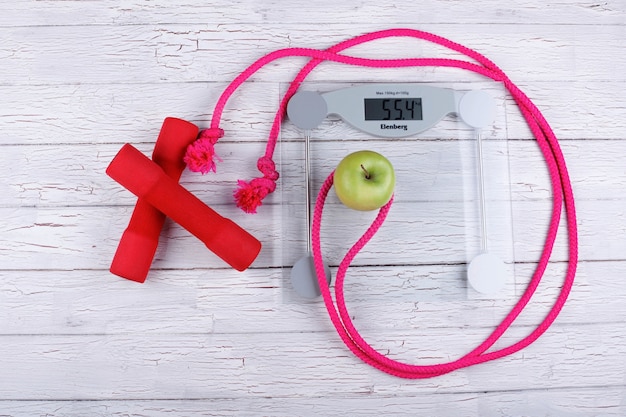 La corde, le bar, le poids et la pomme sont pour la gym