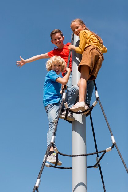 Corde d'escalade complète pour enfants à l'extérieur