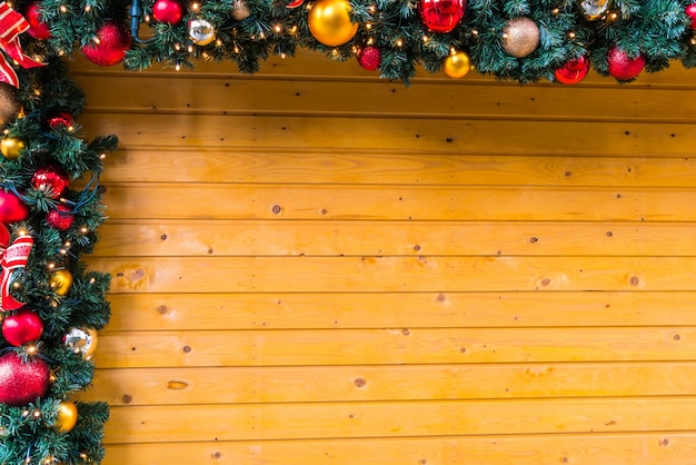 Photo gratuite corde de noël avec des boules de noël et des motifs de noël