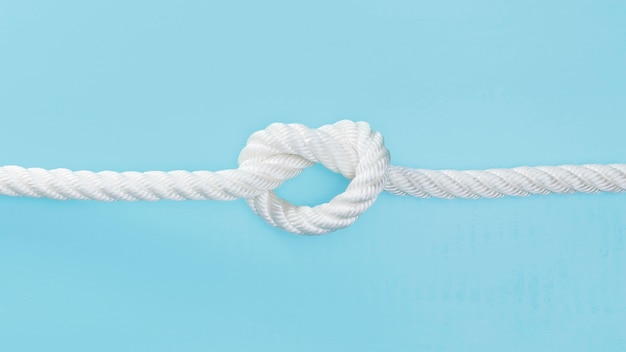Corde solide blanche avec un noeud