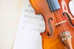 Photo gratuite corde de violon classique en bois sur note de musique