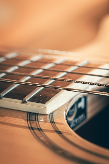 Cordes sur un macro shot de guitare acoustique classique