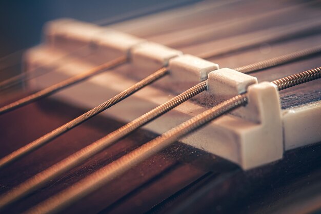 Cordes sur un macro shot de guitare acoustique classique