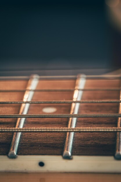 Cordes sur un macro shot de guitare acoustique classique