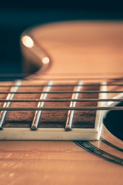 Cordes sur un macro shot de guitare acoustique classique