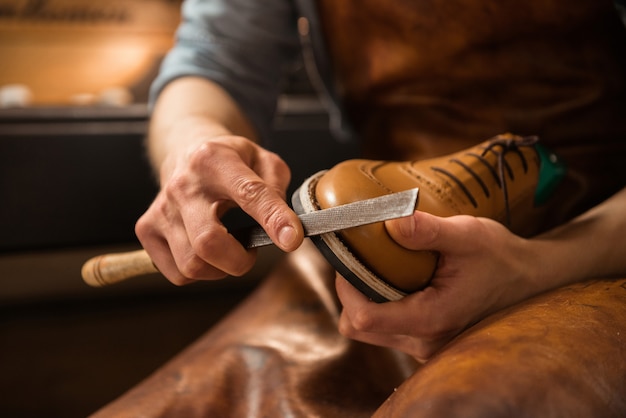 Cordonnier en atelier de fabrication de chaussures