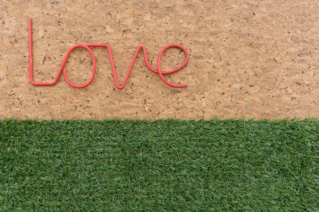 Photo gratuite cork fond avec l'amour des mots et de l'herbe