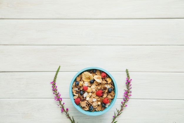 Corn flakes avec des baies sur blanc