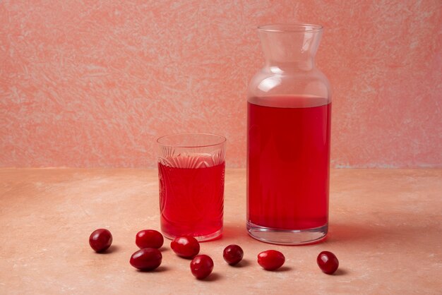 Cornels avec un pot et un verre de boisson.