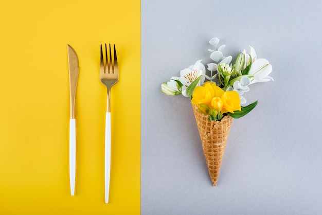 Cornet de crème glacée écologique avec fleurs et couverts