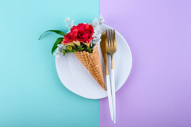 Cornet de crème glacée écologique à plat avec des fleurs