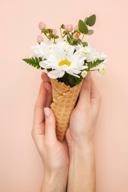 Cornet de crème glacée avec des fleurs