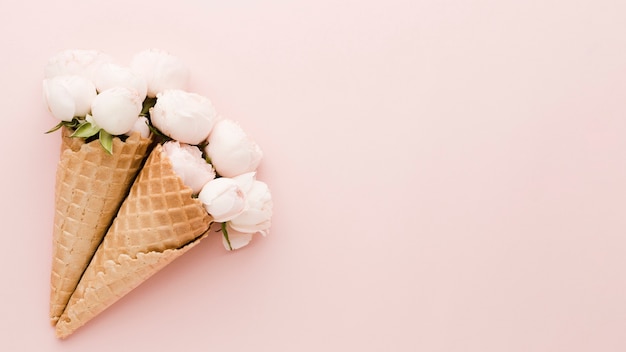 Cornet de crème glacée floral minimaliste