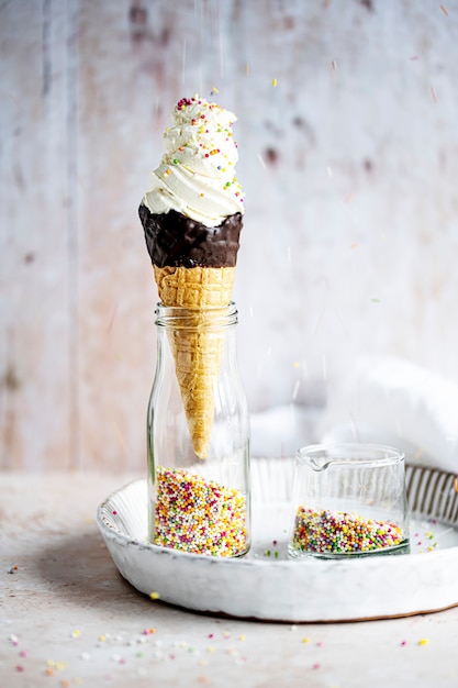 Cornet de crème glacée avec funfetti saupoudre la photographie alimentaire
