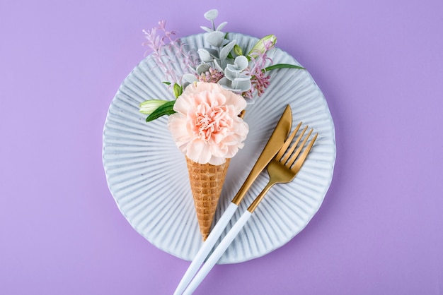 Cornet de crème glacée à plat avec des fleurs