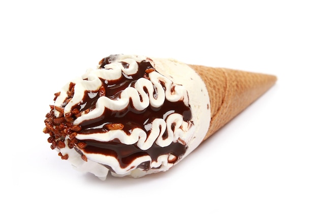 Cornet de crème glacée sur une surface blanche