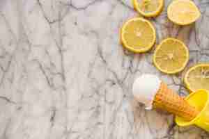 Photo gratuite cornet de gaufres avec glace près de fruits frais