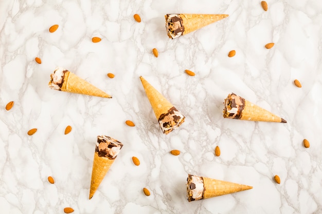 Photo gratuite cornets de crème glacée et amandes vue de dessus