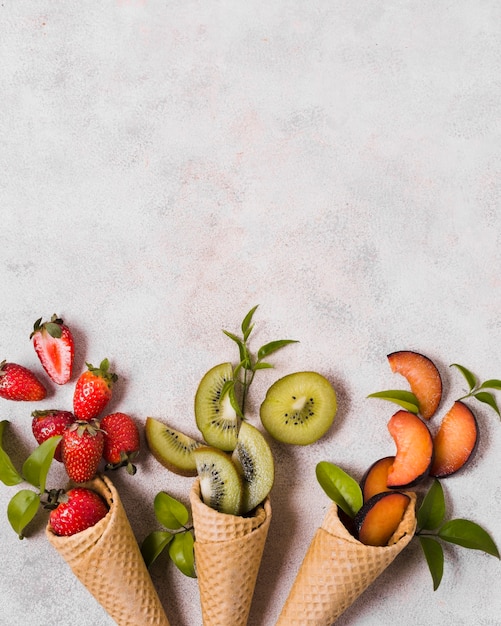 Photo gratuite cornets de crème glacée aux fruits frais