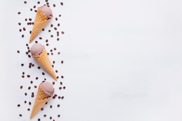 Cornets de glace au chocolat avec espace de copie