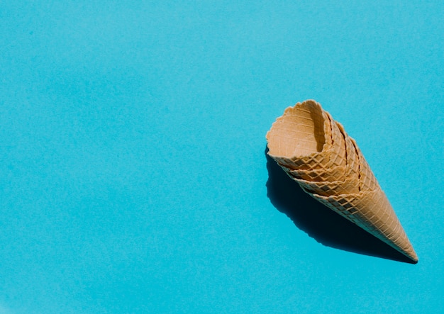 Cornets de glace croustillants sur fond coloré