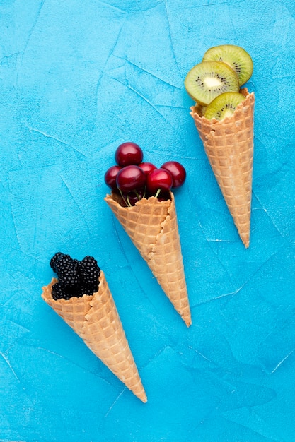 Photo gratuite cornets de glace à plat avec baies