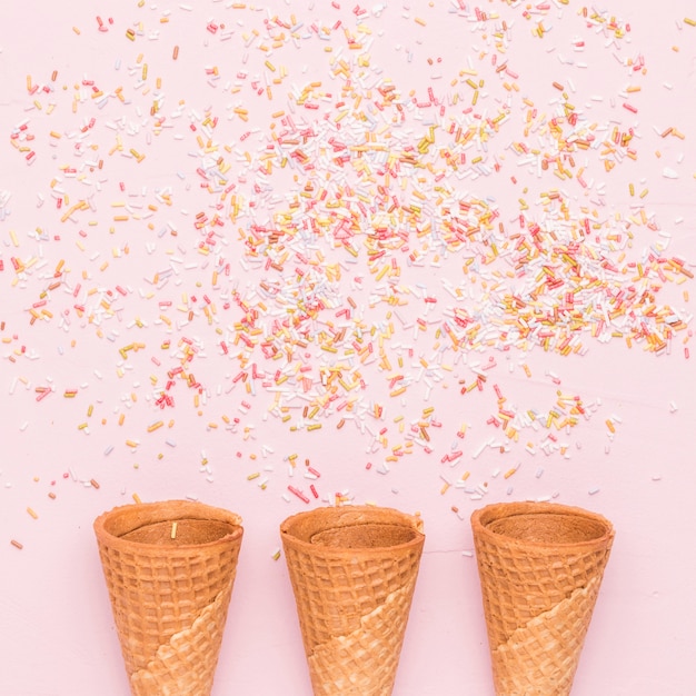 Photo gratuite cornets de glace vides et vinaigrette colorée