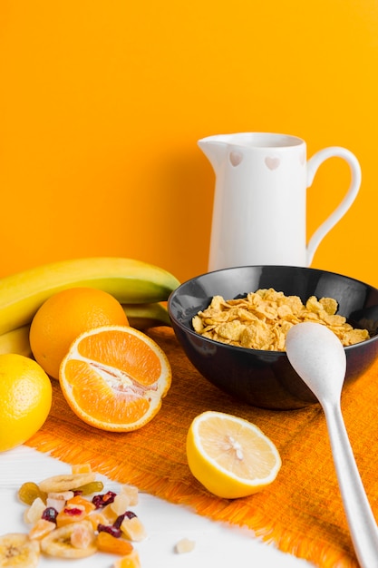 Cornflakes à angle élevé avec orange et bananes