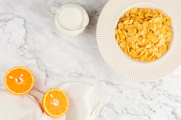 Cornflakes vue de dessus avec yougurt et orange