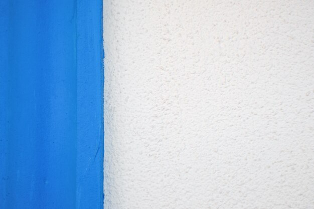 Corniche en pierre bleue de la fenêtre sur le mur en pierre blanche d'une maison grecque typique un espace pour un texte ou l'idée d'un arrière-plan