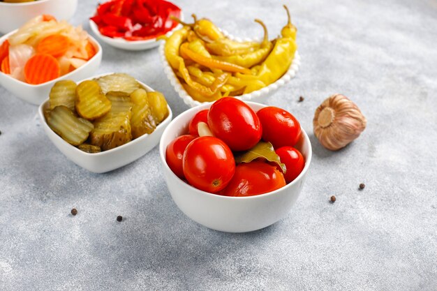 Cornichons mélangés délicieux et biologiques faits maison.