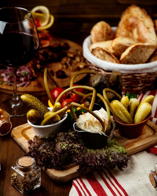 Cornichons mixtes sur table de découpe