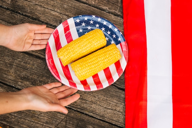 Photo gratuite corns sur plaque avec drapeau américain