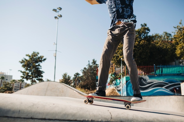 Photo gratuite le corps du skater cool