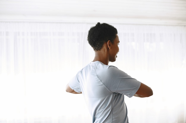 Corps en forme et esprit sain. Jeune homme faisant l'exercice du matin pour être fort.