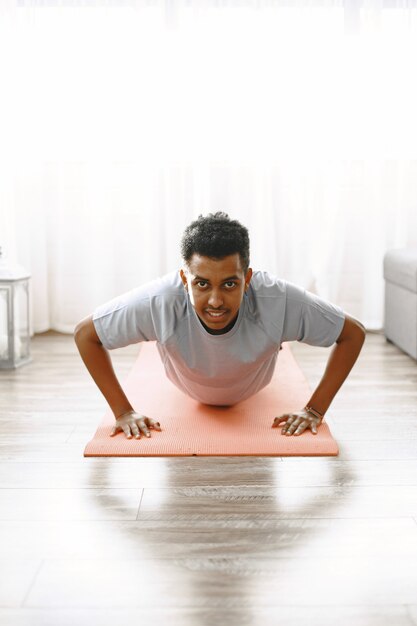 Corps en forme et esprit sain. Jeune homme faisant l'exercice du matin pour être fort.