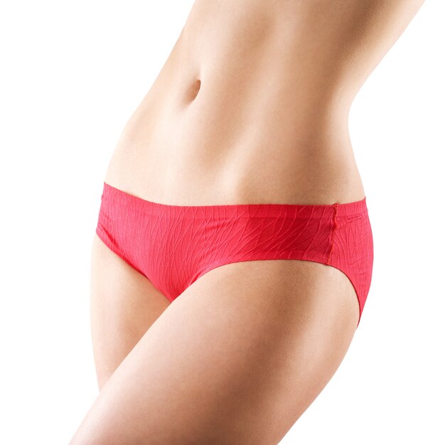 corps sexy de jeune femme sportive et saine en culotte rouge. Mannequin portant de la lingerie sexy