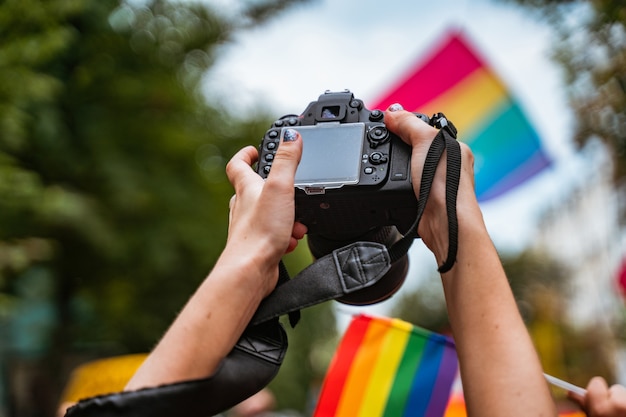 Photo gratuite un correspondant prend une photo lors du défilé de la gay pride