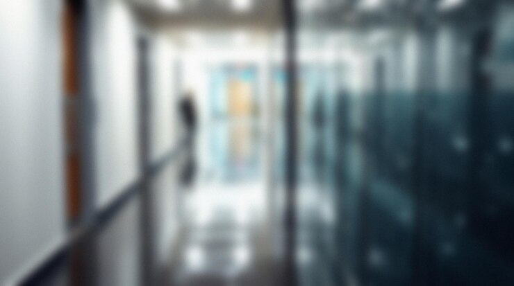 Corridor de bureau flou avec une personne