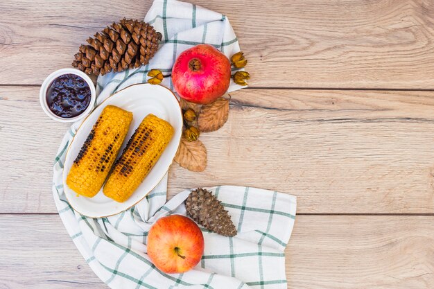 Cors grillés avec des cônes sur une table en bois