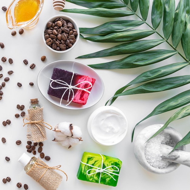 Photo gratuite cosmétiques naturels à plat sur le bureau