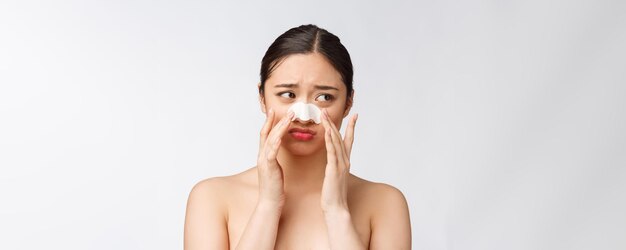 Cosmétologie Portrait De Beau Modèle Asiatique Féminin Avec Masque Sur Le Nez Gros Plan D'une Jeune Femme En Bonne Santé Avec Une Peau Pure Et Douce Et Un Maquillage Naturel Frais