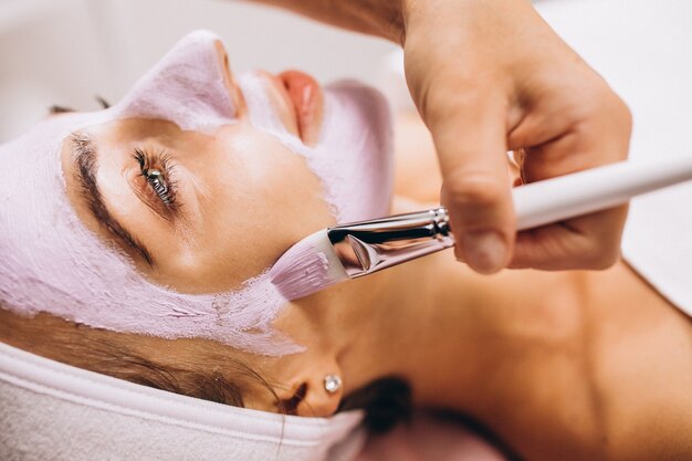 Cosmétologue, application, masque, visage, client, salon beauté