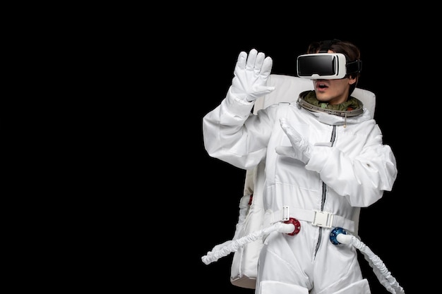 Cosmonaute du jour de l'astronaute dans des lunettes D virtuelles dans le casque de galaxie du cosmos de l'espace hors peur