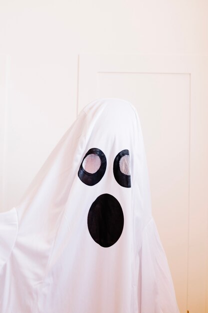 Costume effrayant avec un visage fantôme