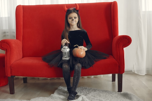 Costume et maquillage d'halloween pour petite fille sugar skull. fête d'halloween. le jour des morts.
