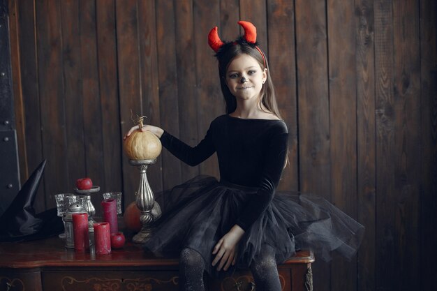 Costume et maquillage d'Halloween pour petite fille Sugar Skull. Fête d'Halloween. Le jour des morts.