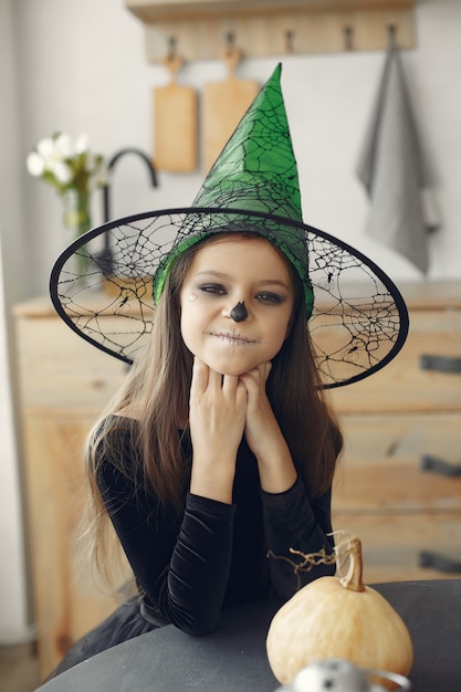 Costume et maquillage d'Halloween pour petite fille Sugar Skull. Fête d'Halloween. Le jour des morts.